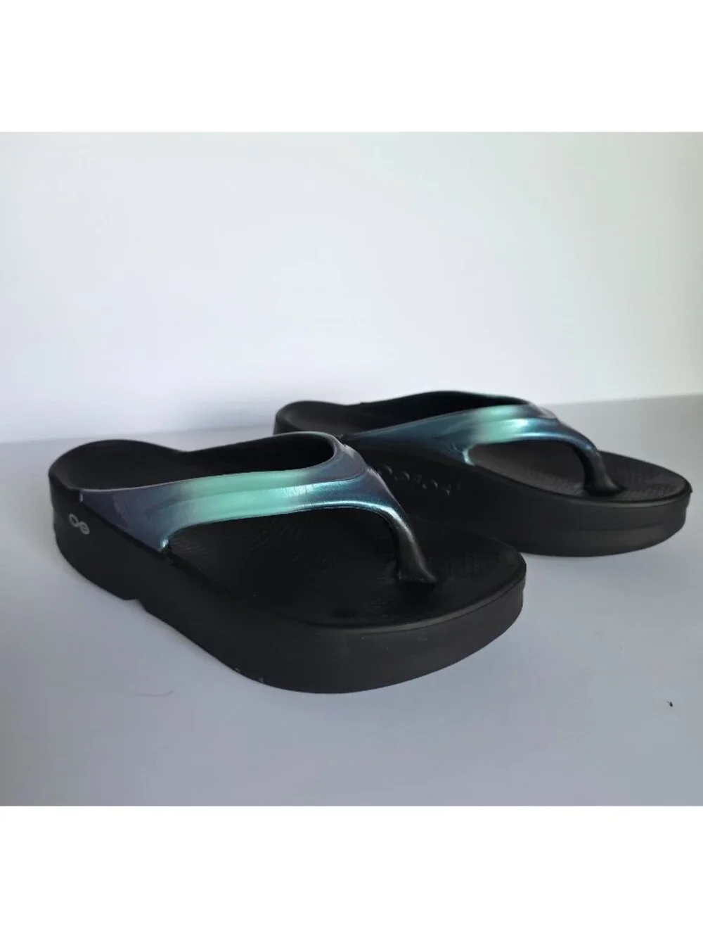 OOFOS OOlala Luxe Iridescent Blue Black Recovery Flip Flops Comfort Slides. Sz 9